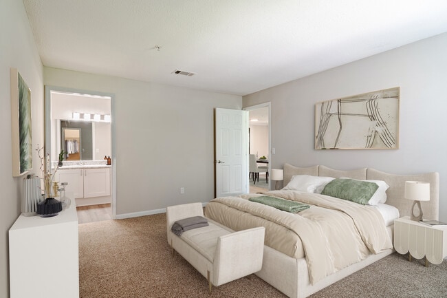 Dormitorio con baño adjunto - Sugar Mill Apartments