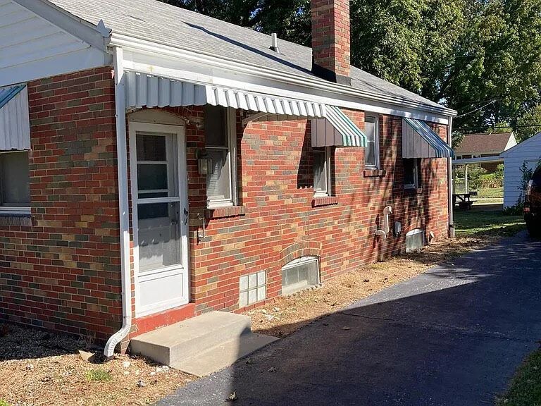 423 N Central Ave, Roxana, IL 62084 Apartment for Rent in Roxana, IL