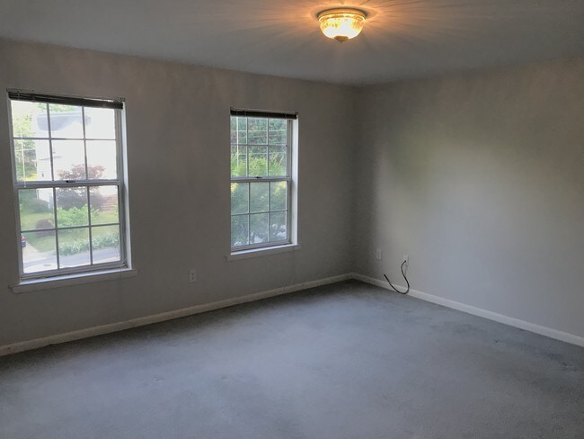 Master bedroom with ensuite bathroom - 2151 Broadway Ave SW
