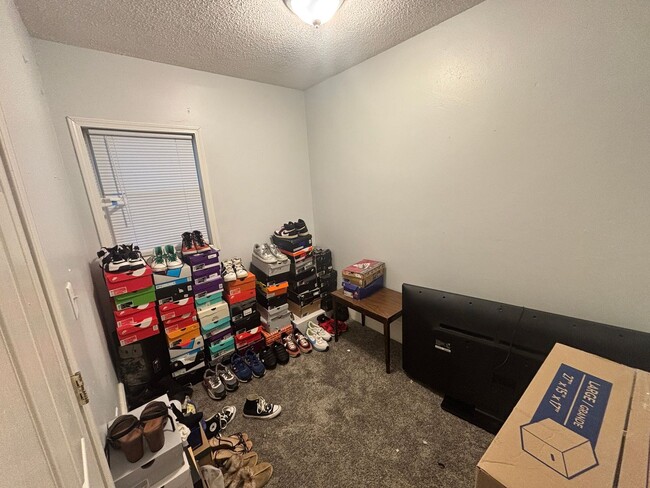 Building Photo - 3 Bedroom Lower Unit Duplex