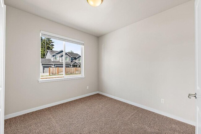 Foto del edificio - Modern 4-Bedroom Yelm Home with Covered Patio, Outdoor Fireplace & Office/Flex Space!