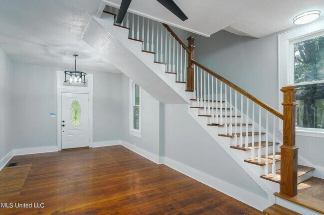 Foto del edificio - Beautiful 4-Bedroom, 3.5 Bathroom for Rent