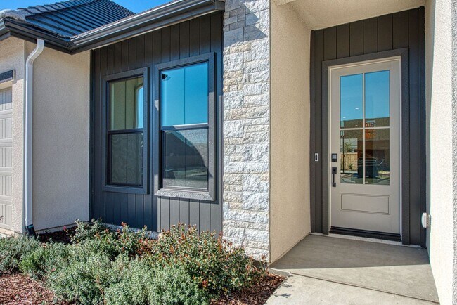 Foto del edificio - 4 br, 3 bath House - 2076 N Preuss Ave