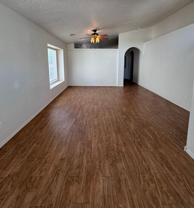 Foto del edificio - 4 bed 2 bath home in Huning Ranch Subdivis...