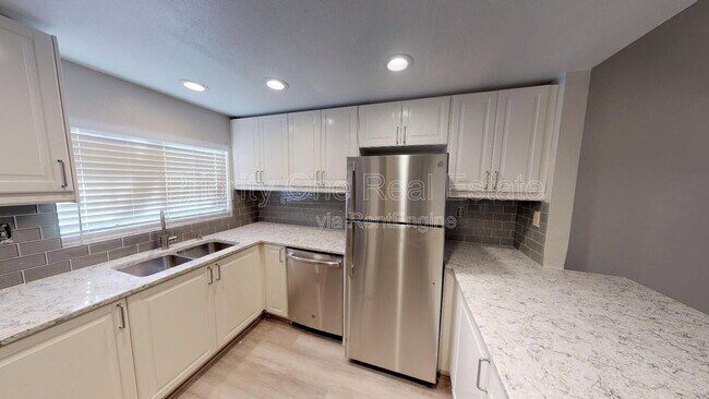 Foto del edificio - 2876 Englewood Way