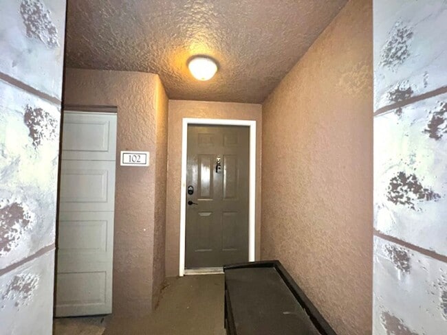 Building Photo - MOVE IN NOW! RECENTLY REMODELED- Wonderful...