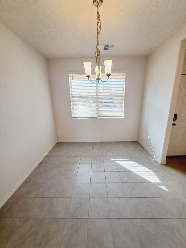 Foto del edificio - MOVE IN SPECIAL 1/2 off 1st months rent! 3...