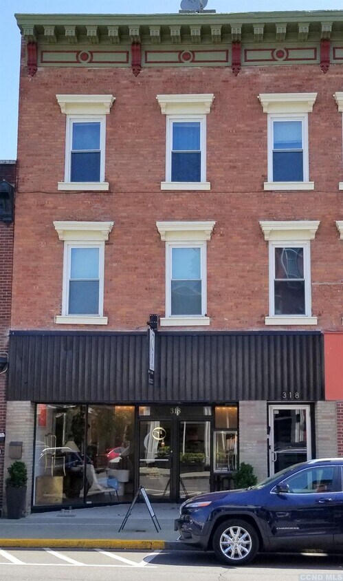 Primary Photo - 318 Warren St