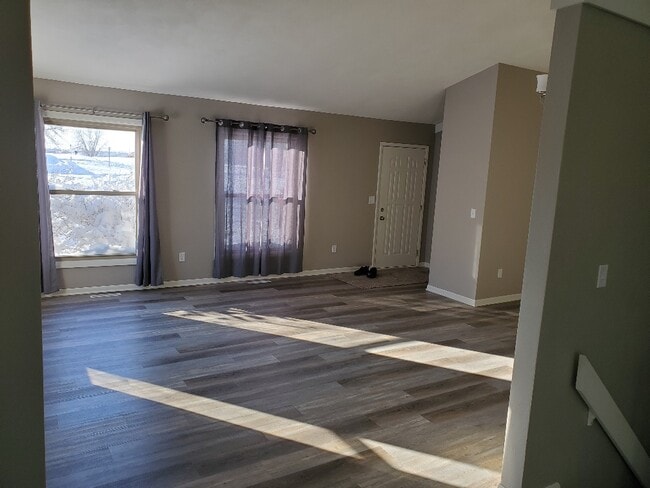 Living Room/Entry_3 - 115 W Southridge Rd