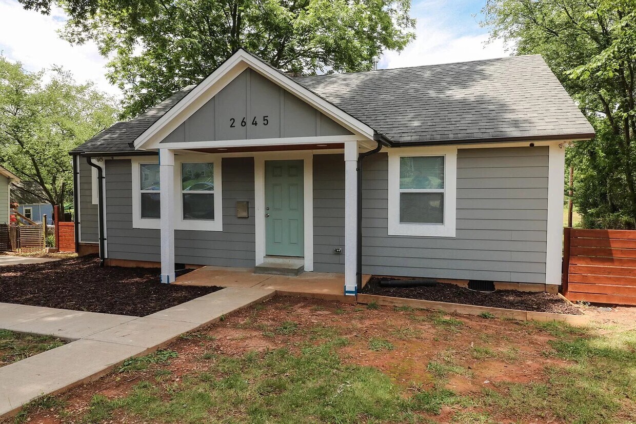 Foto principal - 2645 Roslyn Ave