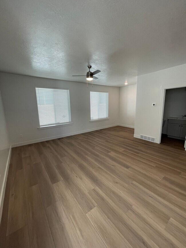 Building Photo - Freshly Updated Townhome with Walk-In Clos...