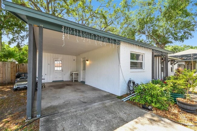 Building Photo - 3202 W Coachman Ave