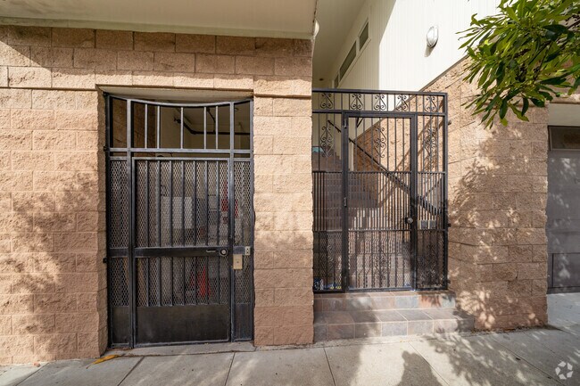 Entrance - 430-438 Judah St