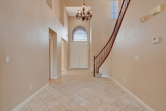 Foto del edificio - Spacious 5-Bedroom, 2 Story Pool Home in G...