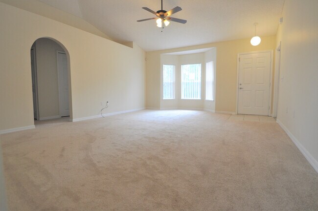 Foto del edificio - DELTONA: 3 bed/2 bath, Single Family Home
