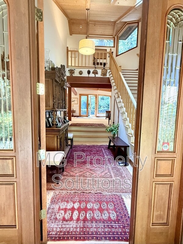 Foto del edificio - 7079 Lucas Valley Rd