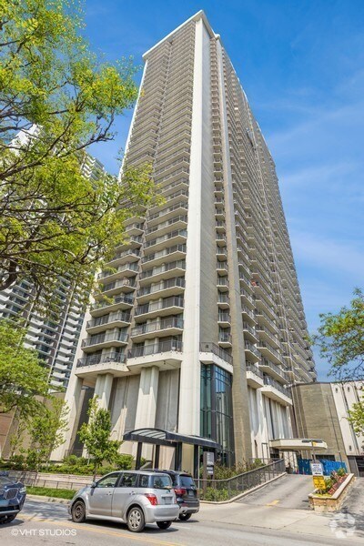 Building Photo - 6007 N Sheridan Rd