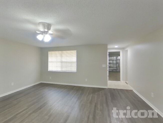 Building Photo - 1203 Seffner Valrico Rd