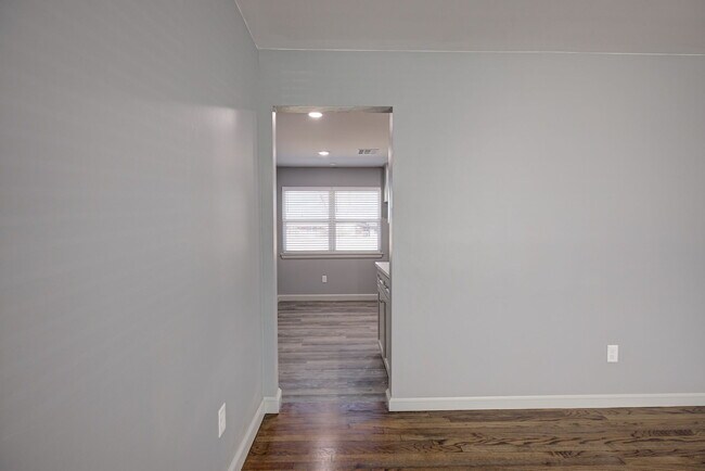 Building Photo - 1219 Leslie Ln