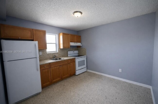 Building Photo - 2315 W Okeechobee Rd