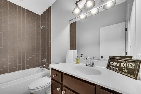 Foto del edificio - 10824 Walnut Dr