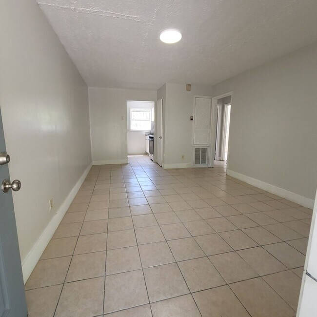 Building Photo - one level 2 bedroom apartment $675