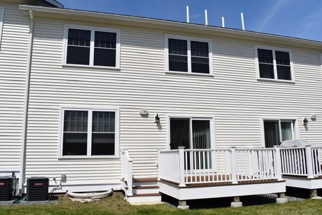 Building Photo - 3 bed 2.5 bath home available