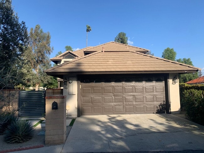 Building Photo - Beautiful 3 Bedroom / 3 Bathroom Townhouse...