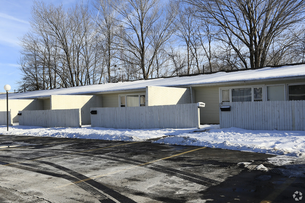 Primary Photo - Rae Apartments