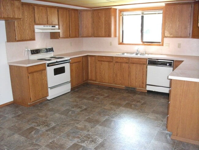 Building Photo - Great Location! 3 Bed/2 Bath Single Story ...
