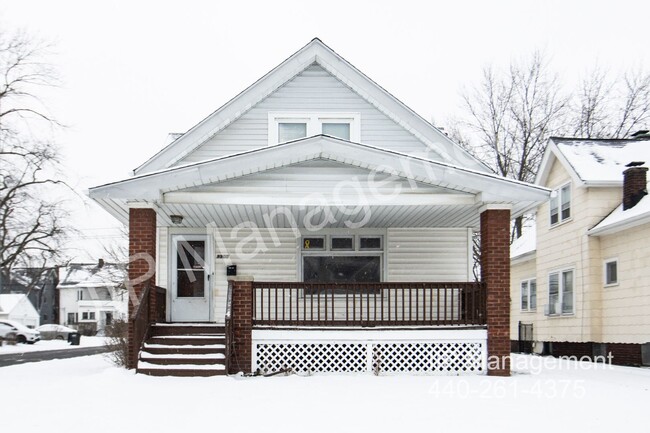 Building Photo - Charming Down Unit in Garfield Heights – A...