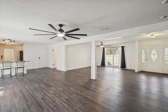 Building Photo - MOVE-IN READY! (Pet Friendly)