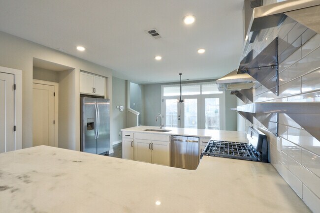 Building Photo - 219 Gentry Ave