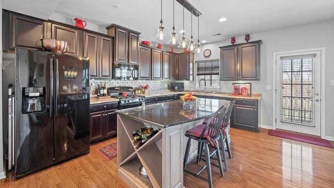 Building Photo - 305 Pointe View Dr