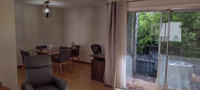 Foto del edificio - 528 N Jackson St