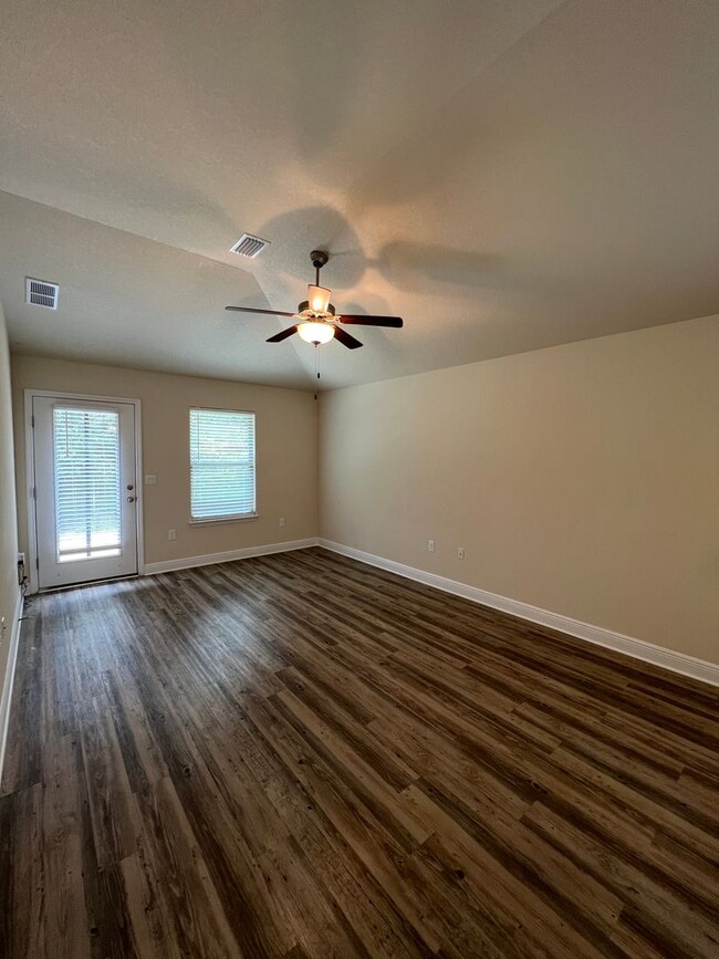 Building Photo - 3 bedrooms in Milton