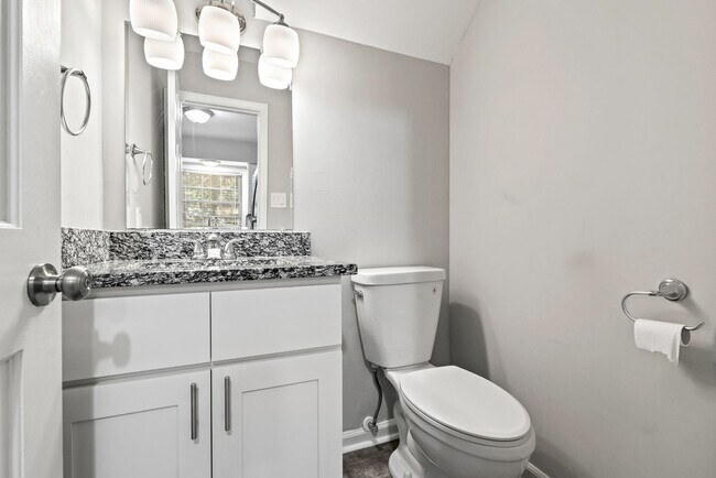 Building Photo - Raleigh 2bedroom 1.5 bathroom townhome- Av...