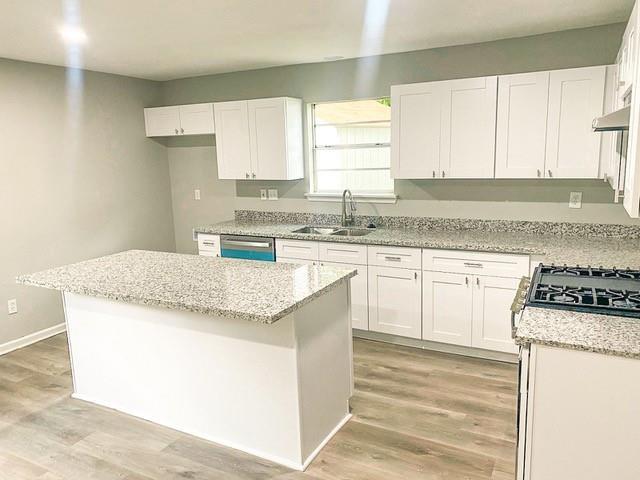 Building Photo - 305 Red Haven Dr