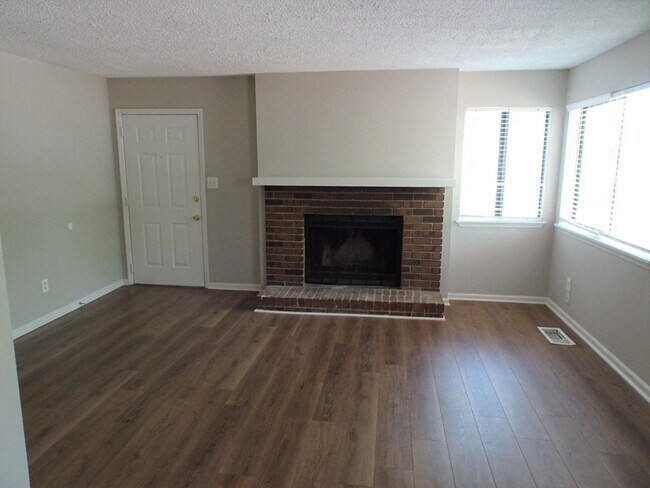 Foto del edificio - 13-15 Oakmount Dr