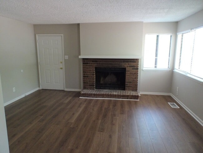 Building Photo - 13-15 Oakmount Dr