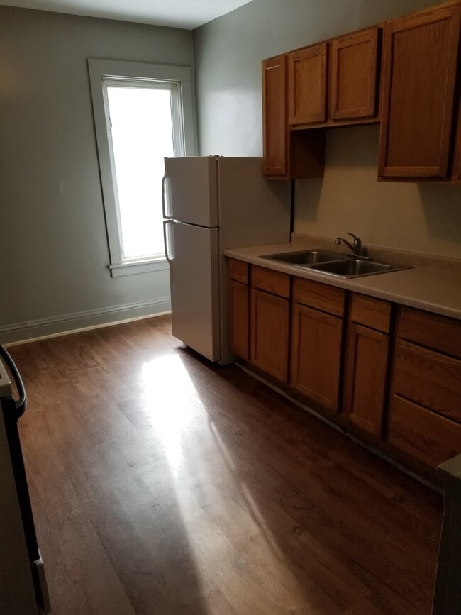 Kitchen - 609 W Cottonwood St