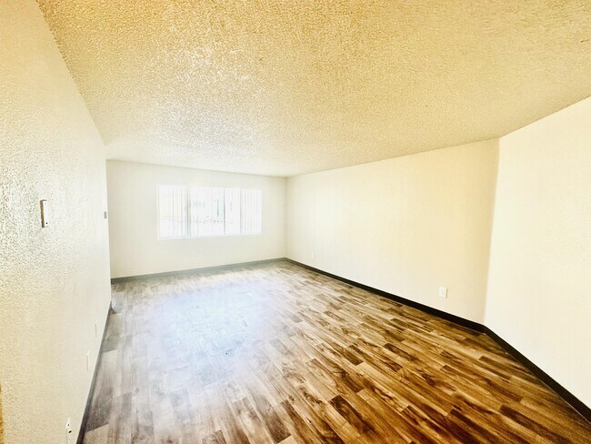 Building Photo - 2423 Wayside Terrace NE