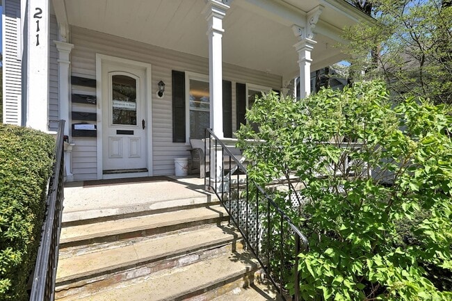 Foto del edificio - 211 Montowese St