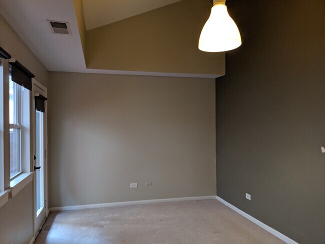 Master bedroom with balcony access - 6127 S Woodlawn Ave