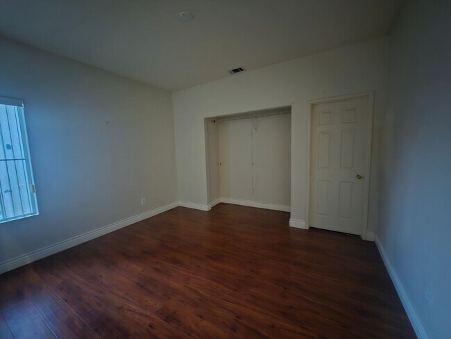 Building Photo - Spacious South Corona Home!