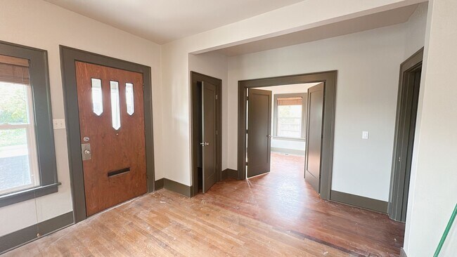 Foto del edificio - Classic 4 bdrm/2ba Craftsman in the Letter...