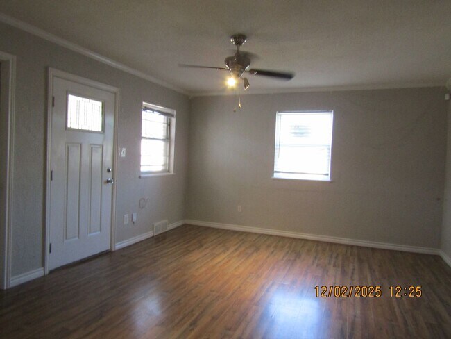Building Photo - Very nice spacious home located in the Heinz area!