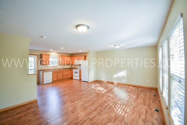 Foto del edificio - 2 Bedroom, 2 1/2 Bath Townhome in Urbandale!
