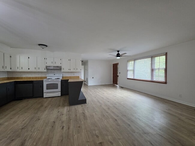 Building Photo - FOR LEASE Charming All-Brick Home on 1 Acr...