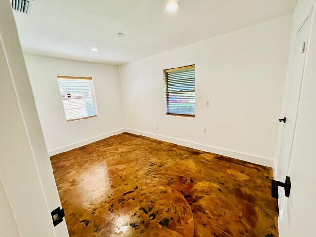 Foto del edificio - 1053 Ellis Rd S